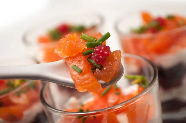 Primer Plano Aperitivos Remolacha Salmón Pequeños Vasos Sobre Fondo Blanco — Foto de Stock