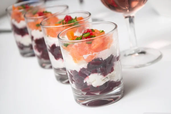 Primer Plano Aperitivos Remolacha Salmón Pequeños Vasos Sobre Fondo Blanco — Foto de Stock