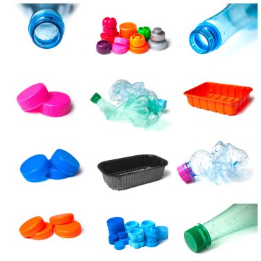 Beyaz arka plan üzerinde geri dönüşüm plastik nesneleri closeup 