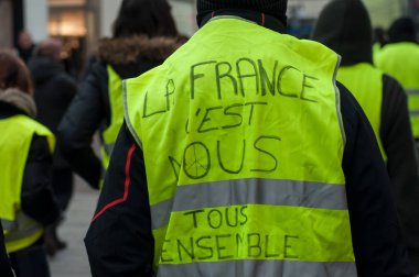 Mulhouse - Fransa - 29 Aralık 2018 - insanlar sokakta karşı vergi ve yakıt fiyatları yükselen protesto