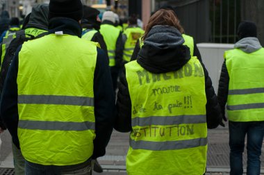 Mulhouse - Fransa - 29 Aralık 2018 - insanlar sokakta vergi karşı protesto ve yakıt fiyatları iletiyle yükselen: senin kaltağın olmaktan yoruldum