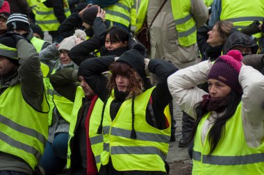 Mulhouse - Fransa - 29 Aralık 2018 - insanlar sokakta karşı vergi ve yakıt fiyatları ellerini başının üstüne koy ile yükselen protesto