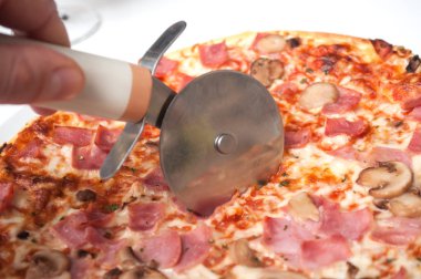 tatlı İtalyan pizza margarita beyaz bir plaka üzerinde pizza kesici