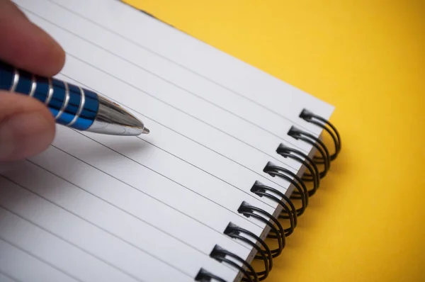 Close Mão Homem Escrevendo Com Caneta Azul Espirales Nota Livro — Fotografia de Stock