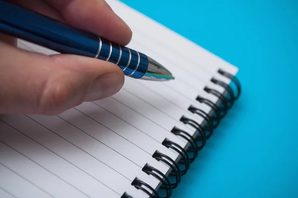 Close Mão Homem Escrevendo Com Caneta Azul Espirales Nota Livro — Fotografia de Stock