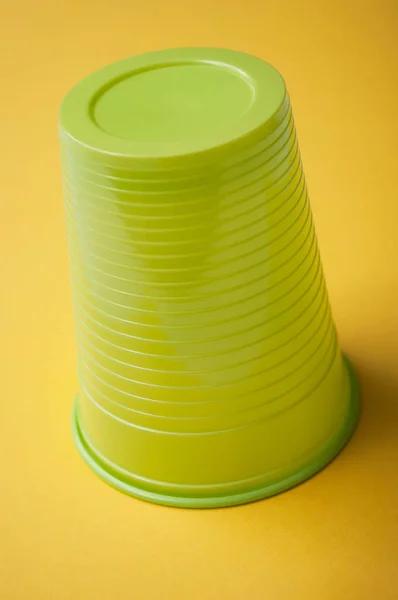 Крупный План Зеленой Пластиковой Чашки Желтом Фоне — стоковое фото