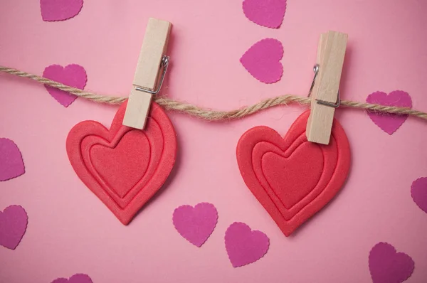 Close Corações Vermelhos Clothespins Fundo Rosa Conceito Dia Dos Namorados — Fotografia de Stock