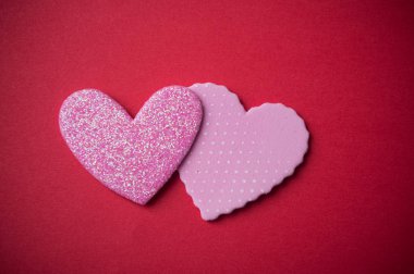 iki pembe kalp kırmızı Kağıt arka plan - Sevgililer günü kavramı üzerinde closeup