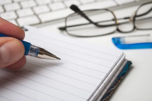 Close Mão Homem Escrevendo Com Caneta Azul Espirales Notebook Fundo — Fotografia de Stock