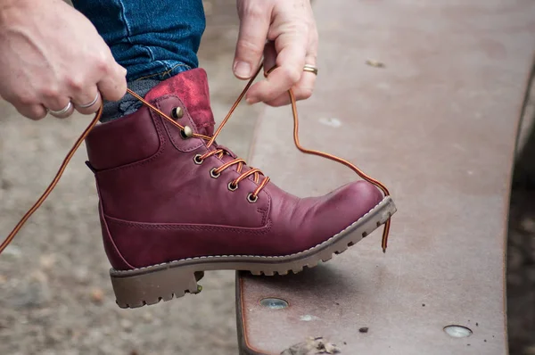 Nahaufnahme Der Füße Einer Frau Mit Rotem Winterstiefel Stadtpark — Stockfoto