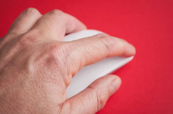 Primer Plano Mano Del Hombre Sobre Ratón Blanco Sobre Fondo — Foto de Stock