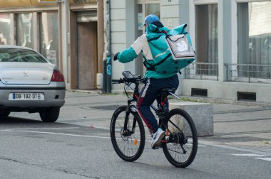 Mulhouse - Fransa - 6 Ocak 2019 - teslimatçı Bisiklet ile sokak, deliveroo, dağ bisikleti bir İngiliz teslim şirketidir 