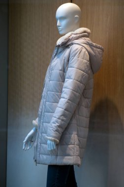 gri kışlık mont moda mağaza showroom manken üzerinde closeup 
