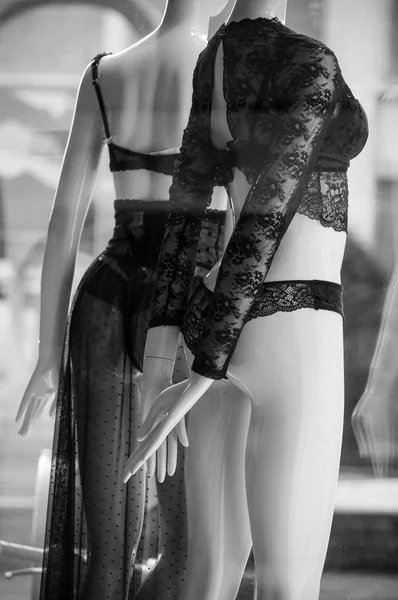女装时装店橱窗里黑色内裤的特写 — 图库照片