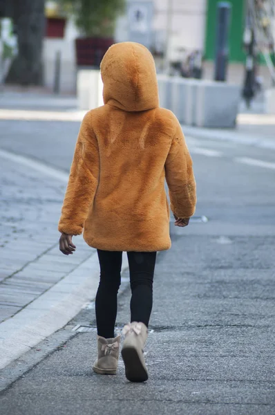 Retrato Niña Caminando Calle Con Abrigo Invierno Naranja Vista Posterior —  Fotos de Stock