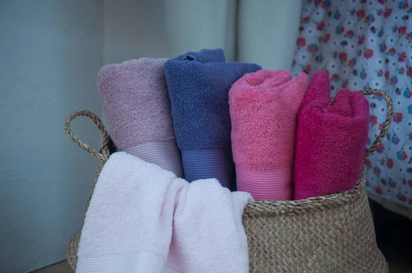 Zbliżenie Kolorowe Ręczniki Koszyku Salonie Wystawowym — Zdjęcie stockowe