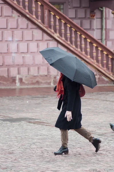 Retrato Mujer Con Paraguas Cruzando Una Plaza Adoquines Ciudad —  Fotos de Stock