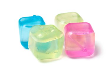 Beyaz arka plan üzerinde renkli plastik buz küplerini closeup
