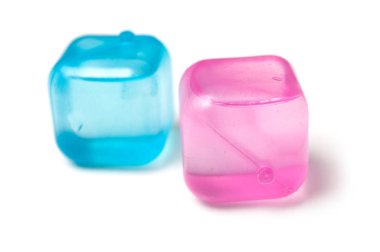 Beyaz arka plan üzerinde renkli plastik buz küplerini closeup