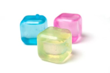 Beyaz arka plan üzerinde renkli plastik buz küplerini closeup