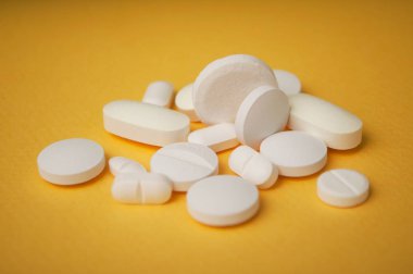 sarı zemin üzerine beyaz pils closeup