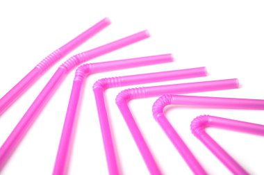 Beyaz arka plan üzerinde pembe plastik hasır koleksiyonu closeup