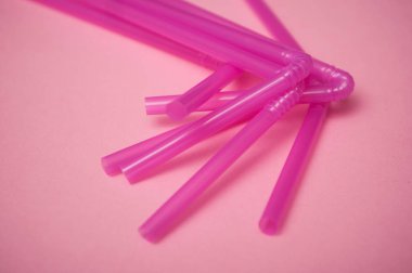 closeup pembe bir arka plan üzerinde pembe plastik hasır koleksiyonu