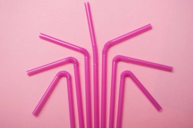 closeup pembe bir arka plan üzerinde pembe plastik hasır koleksiyonu