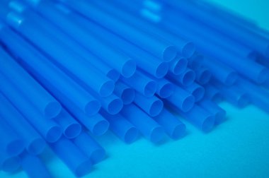 closeup mavi zemin üzerine mavi plastik hasır koleksiyonu