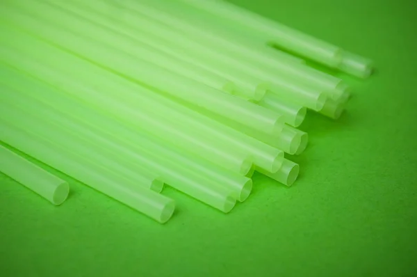 Крупный План Сбора Зеленой Пластиковой Соломы Зеленом Фоне — стоковое фото