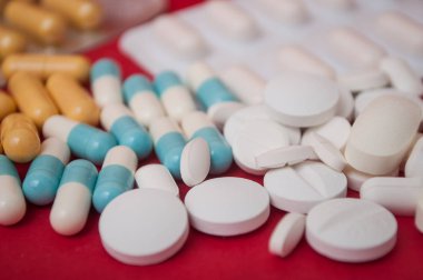 Beyaz pils ve kapsül kırmızı zemin üzerine closeup