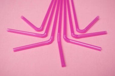 pembe bir arka plan üzerinde pembe plastik saman closeup