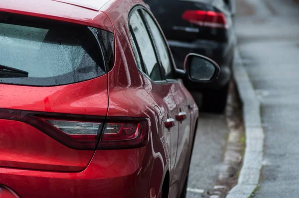Mulhouse - Fransa - 13 Ocak 2019 - perakende yağmur kırmızı Renault Megane sokakta park üzerinde düşünceye