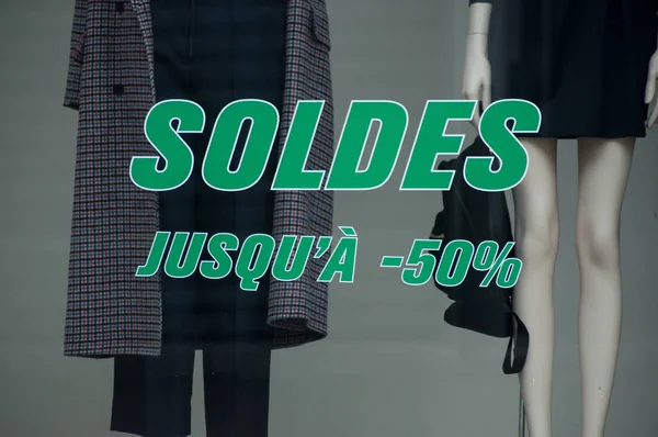 特写镜头折扣标志 Soldes Jusqu 在法语 在窗口的交易 销售直到 在法国时装店陈列室在冬天衣服背景 — 图库照片