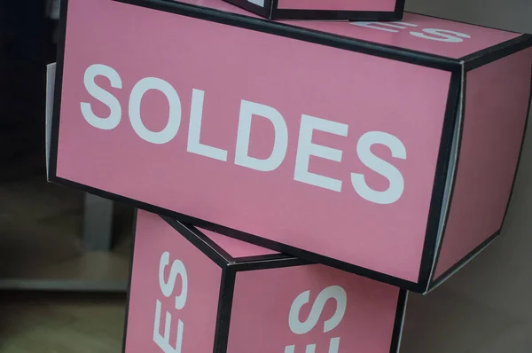 Primer Plano Del Signo Descuento Soldes Francés Traducción Ventas Cajas — Foto de Stock