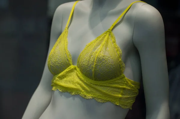 Manken Moda Sarı Sutyen Closeup Kadınlar Için Showroom Mağaza — Stok fotoğraf