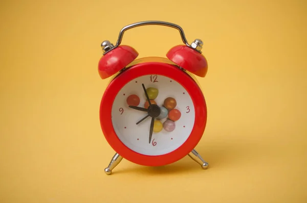 Zbliżenie Zegar Vintage Czerwony Alarm Żółtym Tle — Zdjęcie stockowe