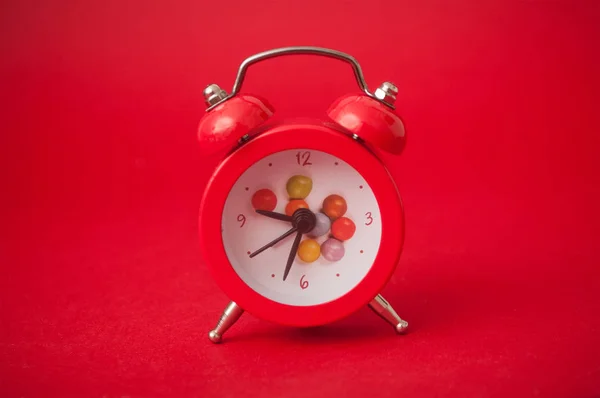Primer Plano Del Reloj Despertador Rojo Vintage Sobre Fondo Rojo —  Fotos de Stock