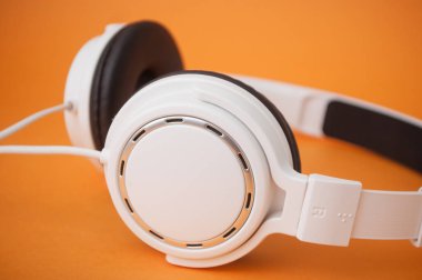 tatlı turuncu zemin üzerine beyaz kulaklık