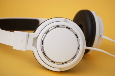 portre sarı zemin üzerine beyaz kulaklık