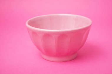 pembe bir arka plan üzerinde pembe seramik kase closeup