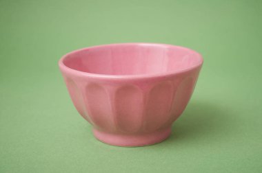 yeşil zemin üzerine pembe seramik kase closeup