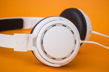 tatlı turuncu zemin üzerine beyaz kulaklık