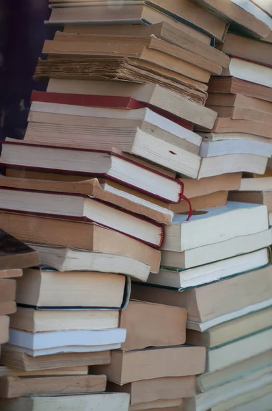 Kitabevi'nde kitap yığınının kapatılması 