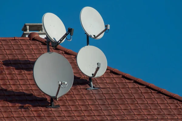 Nahaufnahme Einer Einzelnen Parabolischen Antennengruppe Auf Dem Hausdach — Stockfoto