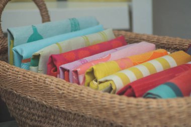renkli peçete koleksiyonu dekorasyonda ahşap sepet içinde closeup showroom mağaza 