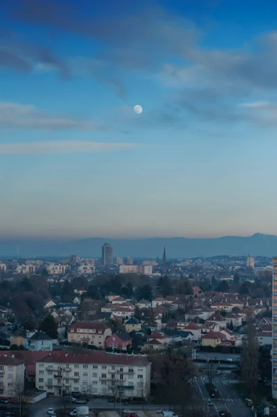 穆豪斯 2019年1月20日 欧洲塔和穆豪斯在日落时的全景与天空中的月亮 — 图库照片
