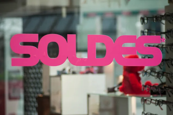 折扣标志 Soldes 在法语 在窗口 的交易在法国时装店展厅在光学商店背景 — 图库照片