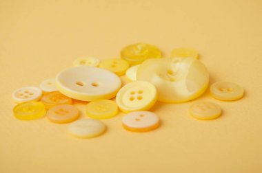 portre sarı sarı zemin üzerine Plastik düğmeleri dikiş