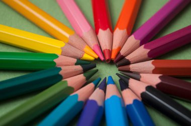 closeup od yeşil Kağıt arka plan üzerinde renkli kurşun kalem 